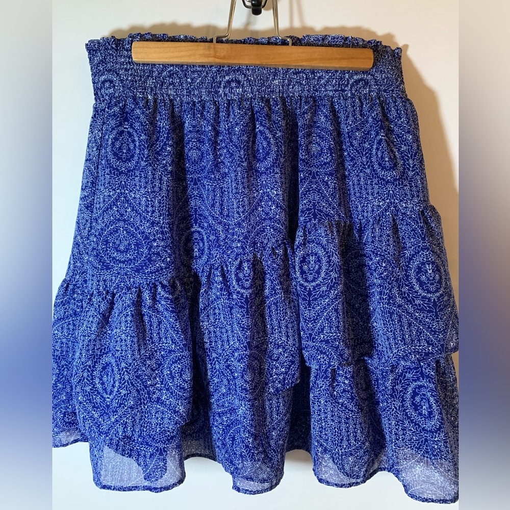 Loft Outlet Blue Patterned Women's Ruffle Skirt. Fun and flirty. Blue lining.